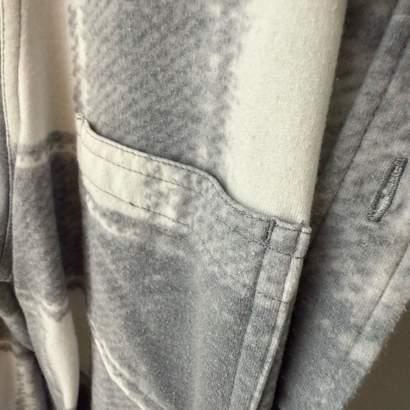 32 Degrees Heat Women’s Gray and White Plaid Soft Flannel Button-Up Shirt (L) - Picture 3 of 5